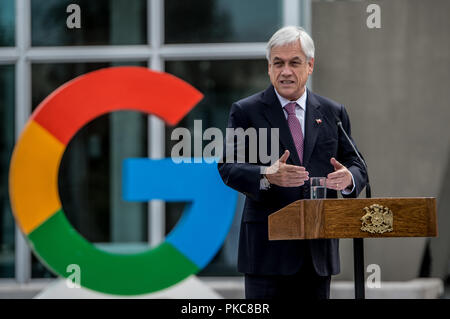 Quilicura, Cile. Xii Sep, 2018. Immagine fornita dal Cile assumerà la Presidenza mostra il presidente cileno Sebastian Pinera offrendo un discorso durante l'annuncio della espansione di Google il cileno centro dati, in Quilicura, a nord di Santiago del Cile, sul Sett. 12, 2018. Il Presidente cileno Sebastian Pinera Mercoledì celebrato l'espansione di Google il cileno centro dati, unico nel suo genere in America Latina. Credito: Marcelo Segura/Presidenza cilena/Xinhua/Alamy Live News Foto Stock