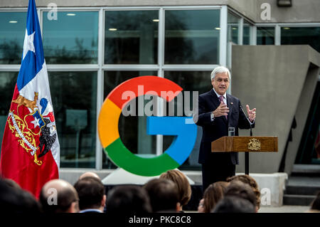Quilicura, Cile. Xii Sep, 2018. Immagine fornita dal Cile assumerà la Presidenza mostra il presidente cileno Sebastian Pinera offrendo un discorso durante l'annuncio della espansione di Google il cileno centro dati, in Quilicura, a nord di Santiago del Cile, sul Sett. 12, 2018. Il Presidente cileno Sebastian Pinera Mercoledì celebrato l'espansione di Google il cileno centro dati, unico nel suo genere in America Latina. Credito: Marcelo Segura/Presidenza cilena/Xinhua/Alamy Live News Foto Stock