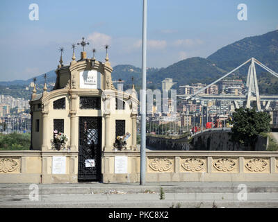 Genova, Italia. Undicesimo Sep, 2018. 11 settembre 2018, l'Italia, Genova: da un ponte in parallelo si possono vedere i resti del viadotto Polcevera. L'autostrada ponte crollato il 14 agosto a circa 180 metri, 43 persone sono state uccise. (Sul dpa " Genova ferita silenziosa" del 13.09.2018) Credito: Lena Klimkeit/dpa/Alamy Live News Foto Stock