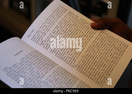 Isola di Alcatraz. San Francisco, California, Stati Uniti d'America. 12 Sett 2018. Ex detenuto di Alcatraz William G. Baker segni il suo libro Alcatraz-1259 nell Isola di Alcatraz a San Francisco, California, Stati Uniti d'America. Dopo tre tentativi di fuga da tre diverse prigioni, William Baker è stato inviato ad Alcatraz, le nazioni del primo super-max prigione. Credito: Dinendra Haria/Alamy Live News Foto Stock