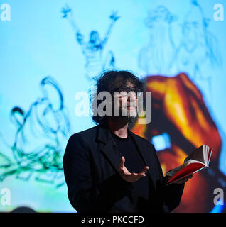 Londra, Regno Unito. Xii Sep 2018. Neil Gaiman e Chris Riddle presso il recentemente aperto EartHackney, arte Conta vivere brillantemente ospitato da Lauren Laverne, 12 settembre 2018. Londra. Credito: Thomas Bowles/Alamy Live News Foto Stock