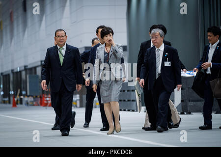 Tokyo, Giappone. Xiii Sep 2018. Tokyo governatore di Yuriko Koike visite mercato Toyosu a Tokyo il 13 settembre 2018. Storico e distintivo del turismo del pesce di Tsukiji mark chiuderà questo mese. Nuova Tokyo Metropolitan Central Wholesale Market noto anche come mercato Toyosu aprirà il prossimo mese dopo 2 anni di ritardo. Settembre 13, 2018 Credit: Nicolas Datiche/AFLO/Alamy Live News Foto Stock