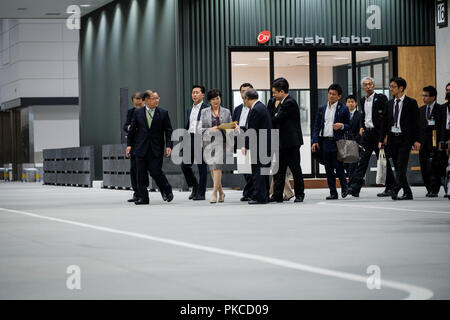Tokyo, Giappone. Xiii Sep 2018. Tokyo governatore di Yuriko Koike visite mercato Toyosu a Tokyo il 13 settembre 2018. Storico e distintivo del turismo del pesce di Tsukiji mark chiuderà questo mese. Nuova Tokyo Metropolitan Central Wholesale Market noto anche come mercato Toyosu aprirà il prossimo mese dopo 2 anni di ritardo. Settembre 13, 2018 Credit: Nicolas Datiche/AFLO/Alamy Live News Foto Stock