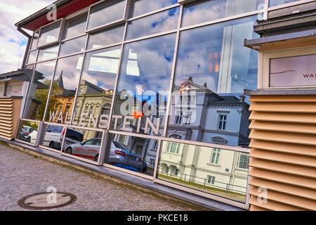 Le riflessioni di edifici su una finestra nella città di Schwerin, Mecklenburg Vorpommern in Germania Foto Stock