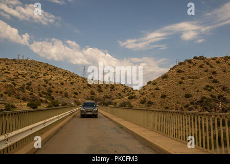 Norvalspont, Sud Africa - unidentified automobilista passa sopra il vecchio single lane ponte sopra il fiume Orange sotto la diga Gariep parete Foto Stock