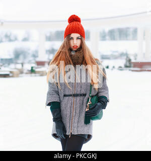 Bella donna in maglia Red Hat e cappotto su un sfondo inverno Foto Stock