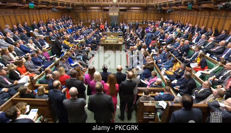 MPs in Aula di discussione durante il primo ministro di domande nella Camera dei Comuni di Londra. Foto Stock