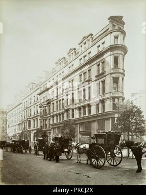 A cavallo il cabs su Northumberland Avenue, Westminster, London, 1885. Artista: Henry Bedford Lemere. Foto Stock