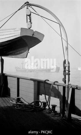 Vista di un passaggio nave, Gravesend raggiungere, Kent, C1945-c1965. Artista: SW Rawlings. Foto Stock