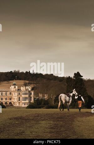 Ri-enactor portando un cavallo verso Audley End House, Saffron Walden, Essex, 2010. Artista: Andrew Shaylor. Foto Stock