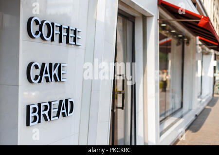 Ristorante caffetteria con porta e finestra. Didascalia lettere caffè e dolci, pane Foto Stock