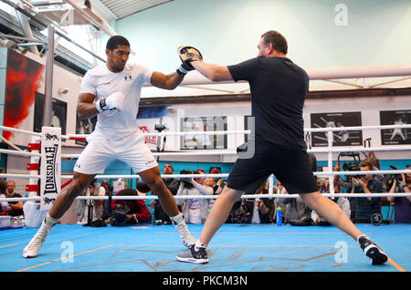 Anthony Giosuè e Coach Robert McCracken durante un allenamento di media presso l Istituto Italiano di Sport, Sheffield Foto Stock