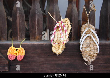 Paglia di Riso sandali come offerte tradizionali in giapponese i templi buddisti Foto Stock