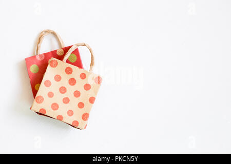 Carta shopping bags isolati su sfondo bianco Foto Stock