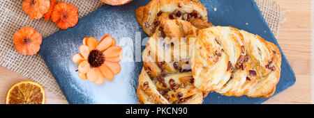 Marple e noci pecan tagliate a treccia di pasta alimentare dolce colazione con fiore sfondo banner Foto Stock