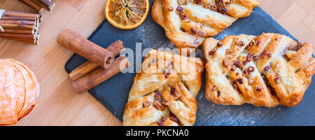 Marple e noci pecan tagliate a treccia di pasta alimentare dolce colazione con cannella sfondo banner Foto Stock