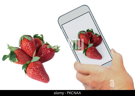 Isolato di un amico utilizzando smart-phone per prendere foto fragola per condividere la rete sociale. Messa a fuoco selettiva Foto Stock