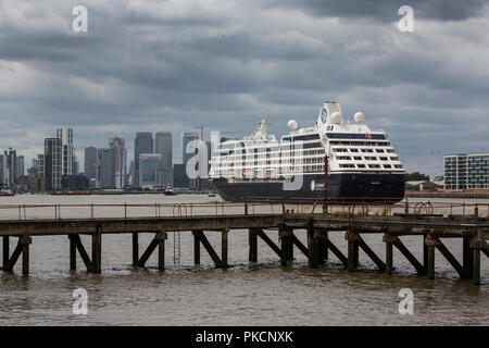 Azamara nave da crociera passa attraverso la Thames Barrier, mobile flood barrier situato sul Fiume Tamigi nel Sud Est di Londra, Inghilterra, Regno Unito Foto Stock