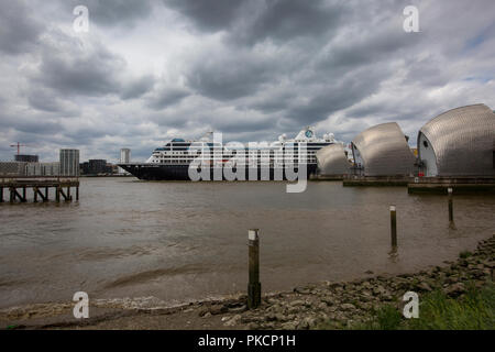 Azamara nave da crociera passa attraverso la Thames Barrier, mobile flood barrier situato sul Fiume Tamigi nel Sud Est di Londra, Inghilterra, Regno Unito Foto Stock