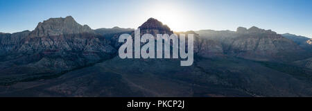 Pomeriggio di sole illumina massiccia di formazioni geologiche in Red Rock Canyon National Conservation Area, situato appena al di fuori di Las Vegas NV. Foto Stock