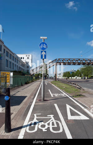 Contrassegni per la separazione di due vie percorso ciclo sulla Great West Road, Brentford, Middlesex, Inghilterra Foto Stock