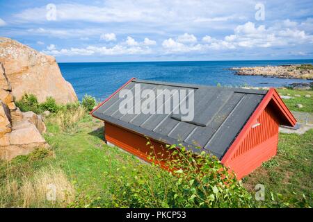 Piccolo cottage di legno al mare, Sandvig, Bornholm, Danimarca Foto Stock