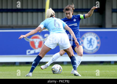 Chelsea di Hannah Blundell (a destra) e il Manchester City's Steph Houghton battaglia per la sfera durante la FA DONNA Super League a Kingsmeadow, Londra. Foto Stock