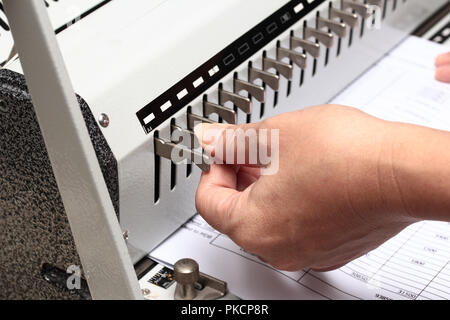 Pile di documenti a rilegatura temporanea o report con raccoglitore ad  anelli in plastica Foto stock - Alamy