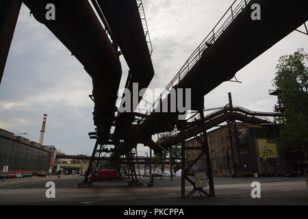 Al di sopra del terreno le tubazioni del gas in bassa Vítkovice (Dolní Vítkovice) zona industriale di Ostrava, Repubblica Ceca. Foto Stock