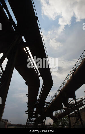 Al di sopra del terreno le tubazioni del gas in bassa Vítkovice (Dolní Vítkovice) zona industriale di Ostrava, Repubblica Ceca. Foto Stock