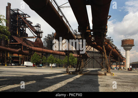 Al di sopra del terreno le tubazioni del gas in bassa Vítkovice (Dolní Vítkovice) zona industriale di Ostrava, Repubblica Ceca. Altoforno n. 4 (L) e l'acqua titolare (R) sono visibili anche nella foto. L'Auditorium multifunzionale Gong (Multifunkční aula Gong) nella ex titolare di gas è visto sullo sfondo al centro. Foto Stock