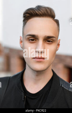 Close-up ritratto di una giovane uomo bello con l'acconciatura. Foto Stock