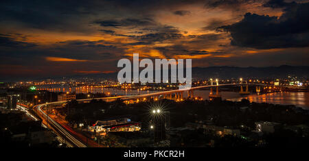 Mactan Bridge di notte con auto sentieri di luce Foto Stock