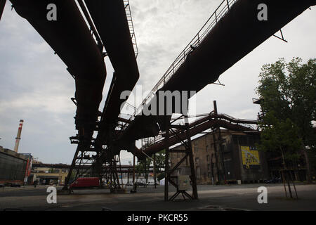 Al di sopra del terreno le tubazioni del gas in bassa Vítkovice (Dolní Vítkovice) zona industriale di Ostrava, Repubblica Ceca. Foto Stock