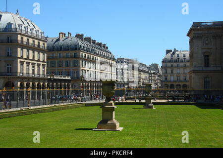 Architettura haussmanniana di rue Rivoli a Parigi Foto Stock