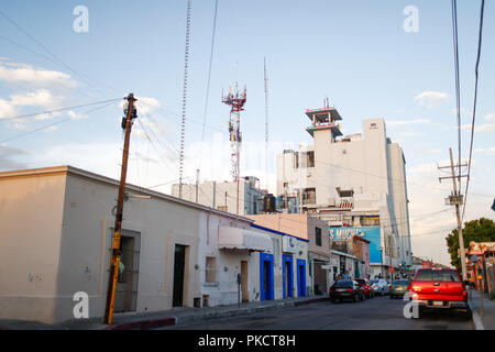 La vita quotidiana nel centro storico di Hermosillo, Sonora, Messico. Telmex edificio in Morelia Street. La luce elettrica posta, telefono calbes, saturazione visiva, antenna telefonica, comunicazioni. Temex edificio (Foto: Luis Gutierrez / NortePhoto) Vida cotidiana en el centro historico de Hermosillo, Sonora, Messico. Edificio Telmex en la calle Morelia . Poste de luz electrica, calbes de telefonia, saturacion visual, Antena telefonica, comunicaciones. edificio Temex (Foto: Luis Gutierrez /NortePhoto) Foto Stock