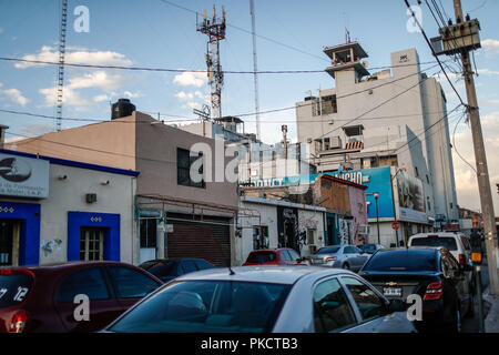 La vita quotidiana nel centro storico di Hermosillo, Sonora, Messico. Telmex edificio in Morelia Street. La luce elettrica posta, telefono calbes, saturazione visiva, antenna telefonica, comunicazioni. Temex edificio (Foto: Luis Gutierrez / NortePhoto) Vida cotidiana en el centro historico de Hermosillo, Sonora, Messico. Edificio Telmex en la calle Morelia . Poste de luz electrica, calbes de telefonia, saturacion visual, Antena telefonica, comunicaciones. edificio Temex (Foto: Luis Gutierrez /NortePhoto) Foto Stock