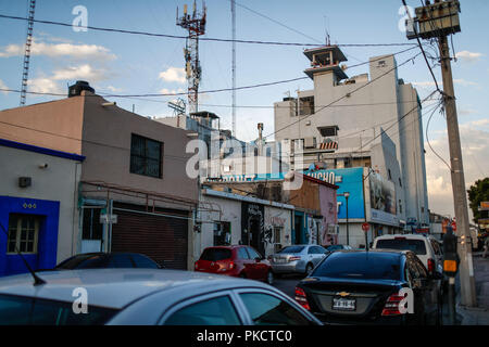 La vita quotidiana nel centro storico di Hermosillo, Sonora, Messico. Telmex edificio in Morelia Street. La luce elettrica posta, telefono calbes, saturazione visiva, antenna telefonica, comunicazioni. Temex edificio (Foto: Luis Gutierrez / NortePhoto) Vida cotidiana en el centro historico de Hermosillo, Sonora, Messico. Edificio Telmex en la calle Morelia . Poste de luz electrica, calbes de telefonia, saturacion visual, Antena telefonica, comunicaciones. edificio Temex (Foto: Luis Gutierrez /NortePhoto) Foto Stock