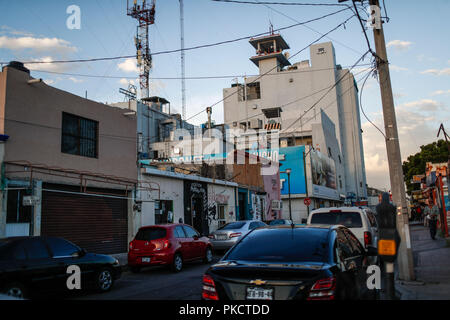 La vita quotidiana nel centro storico di Hermosillo, Sonora, Messico. Telmex edificio in Morelia Street. La luce elettrica posta, telefono calbes, saturazione visiva, antenna telefonica, comunicazioni. Temex edificio (Foto: Luis Gutierrez / NortePhoto) Vida cotidiana en el centro historico de Hermosillo, Sonora, Messico. Edificio Telmex en la calle Morelia . Poste de luz electrica, calbes de telefonia, saturacion visual, Antena telefonica, comunicaciones. edificio Temex (Foto: Luis Gutierrez /NortePhoto) Foto Stock