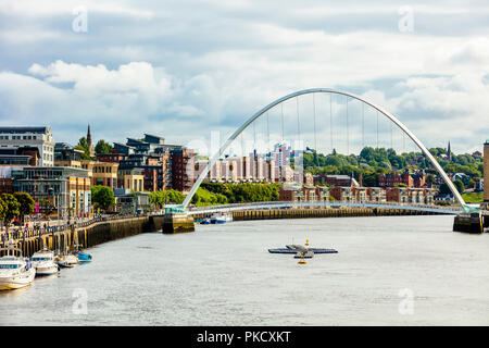 NEWCASTLE UPON TYNE, Regno Unito - 27 agosto 2018: il Gateshead Millennium Bridge, pedoni e ciclisti inclinare ponte che attraversa il fiume Foto Stock