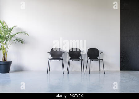 Interni eleganti con il grigio e le pareti nere Foto Stock