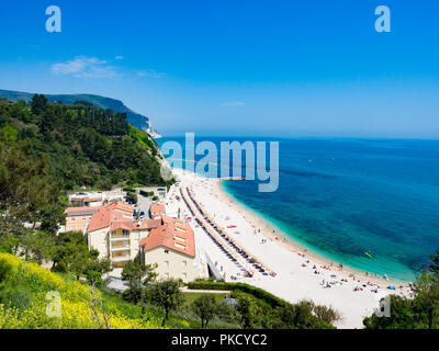 La splendida e incontaminata spiaggia di Numana, il monte Conero, Italia. Foto Stock