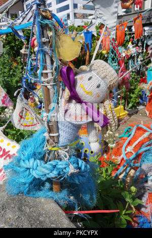 Particolare del giardino anteriore a Bexhill-on-Sea, decorate con oggetti trovati in riva al mare, Regno Unito Foto Stock