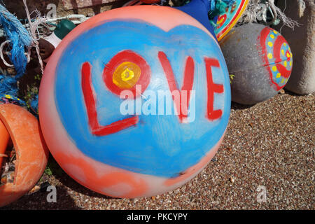 Particolare del giardino anteriore a Bexhill-on-Sea, decorate con oggetti trovati in riva al mare, Regno Unito Foto Stock