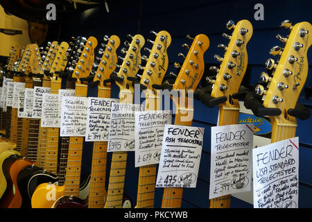 Scelta di chitarre elettriche in vendita a Brighton music shop, Regno Unito Foto Stock