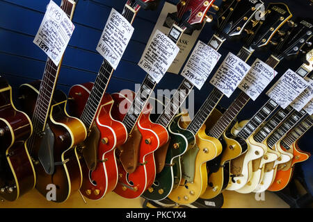 Scelta di chitarre elettriche in vendita a Brighton music shop, Regno Unito Foto Stock