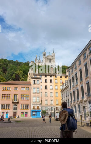 Posizionare Saint-Jean, con la basilica di Notre Dame di Fourviere in background, Lione, Francia Foto Stock