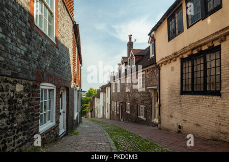 Tardo pomeriggio estivo sulla strada Keere in Lewes, East Sussex, Inghilterra. Foto Stock