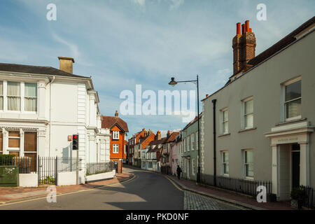 Pomeriggio estivo su High Street in Lewes, East Sussex, Inghilterra. Foto Stock