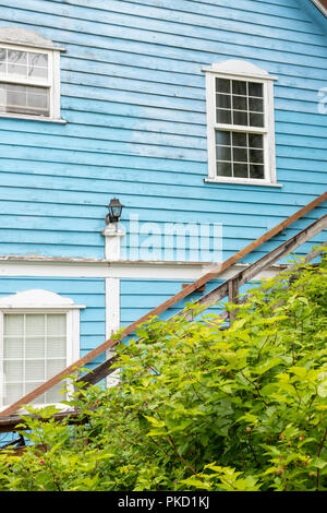 Una delle vecchie case di legno in Creek Street costruito su palafitte sopra il torrente Ketchikan nel centro cittadino di Ketchikan in Alaska, STATI UNITI D'AMERICA Foto Stock